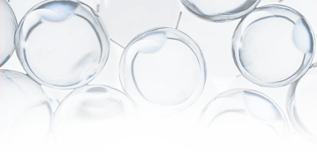 透明な球体が複数集まっている様子。