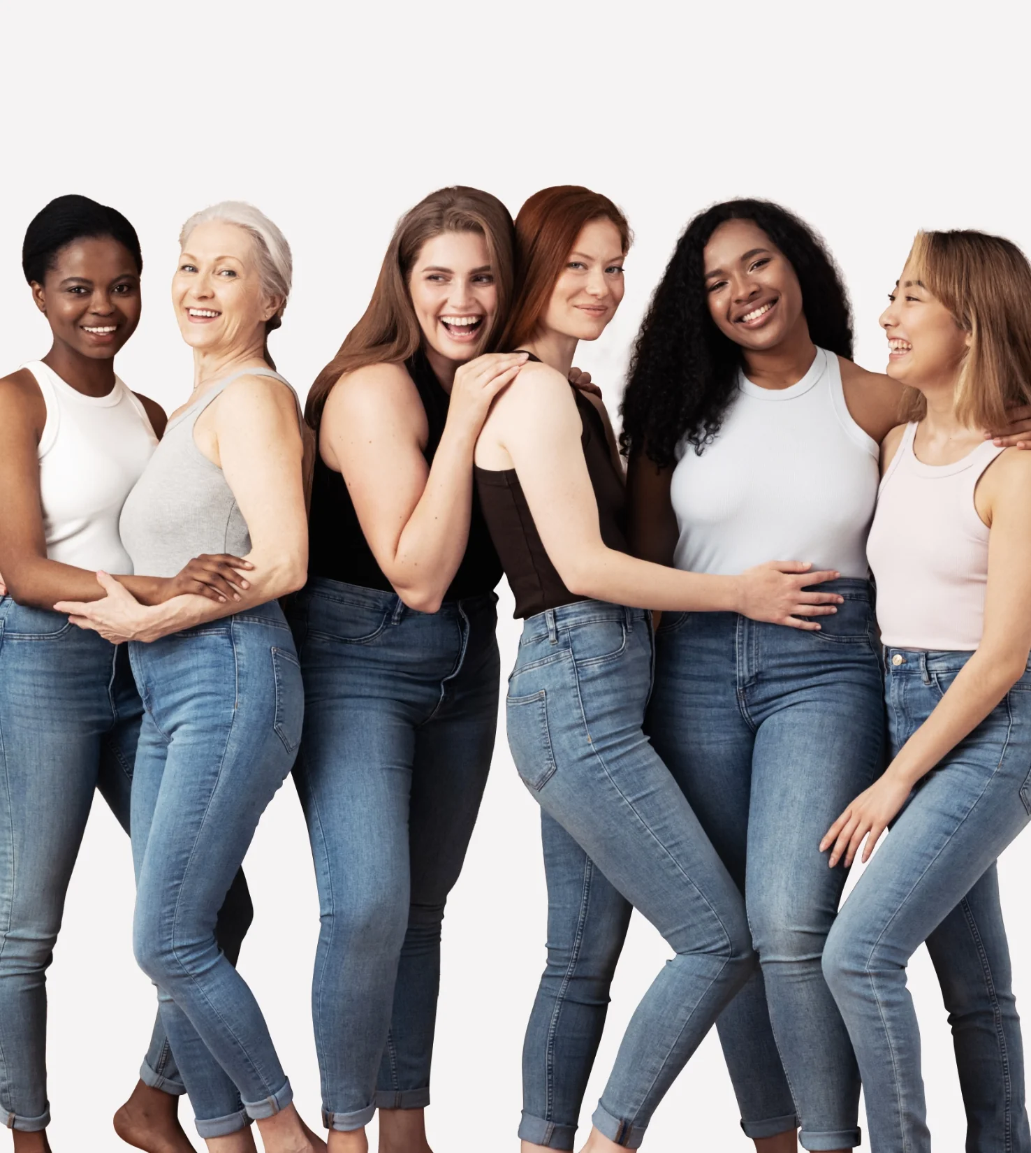 多様な女性たちがジーンズとトップスを着て、肩を組んで並んでいる