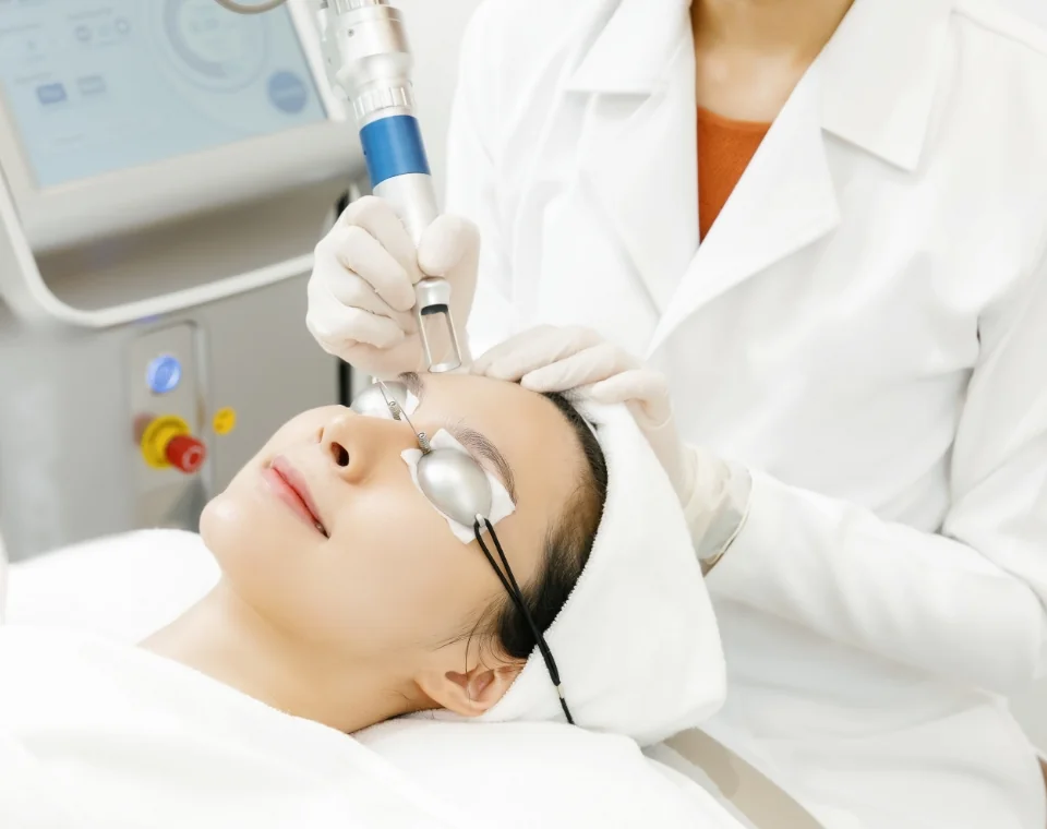 女性がクリニックでレーザー治療を受けている様子