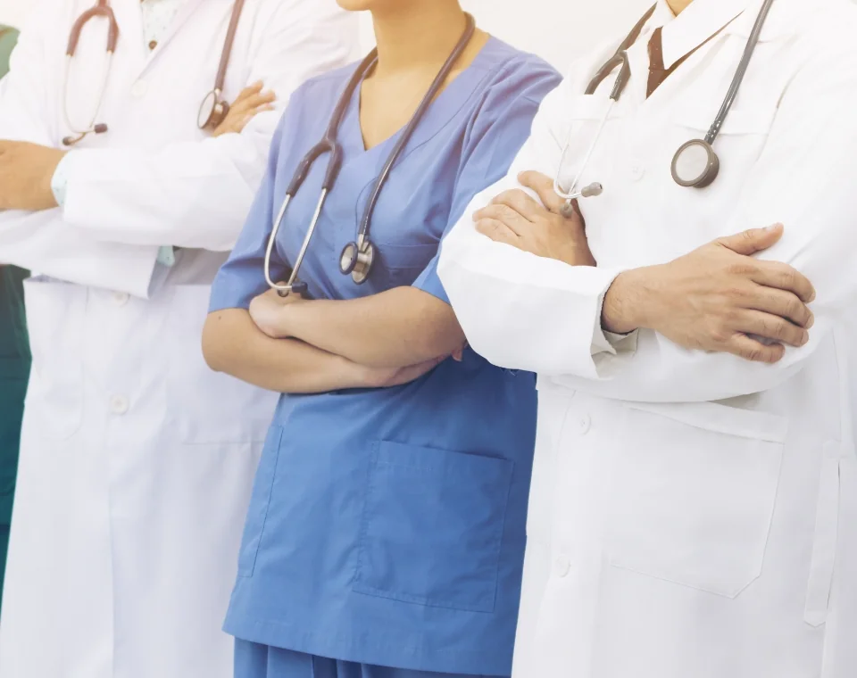 腕組みをした医療従事者たちのイメージです。