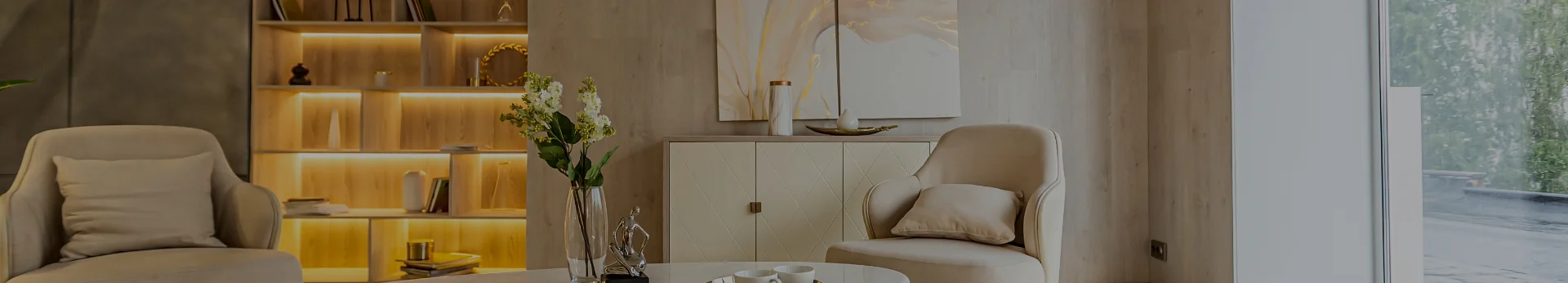 クリニックの紹介: 照明付き棚のある、落ち着いた色調の待合室