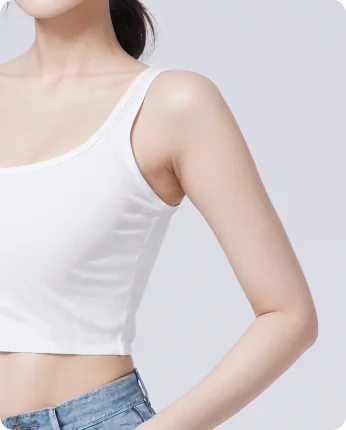 白いタンクトップを着た女性の上半身