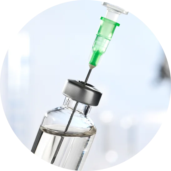 ボツリヌストキシンが入ったバイアル瓶に注射針が刺さっている様子