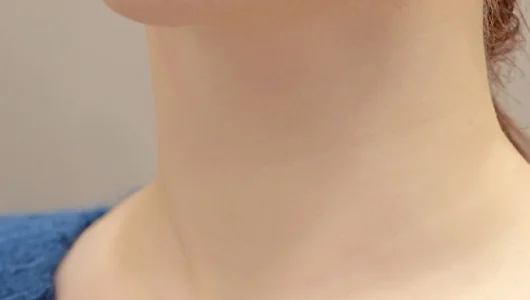 首と鎖骨のクローズアップ写真