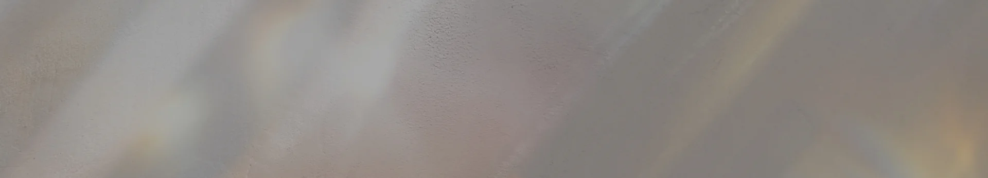 施術後の注意事項：虹色の光が差し込む壁の抽象的な背景。