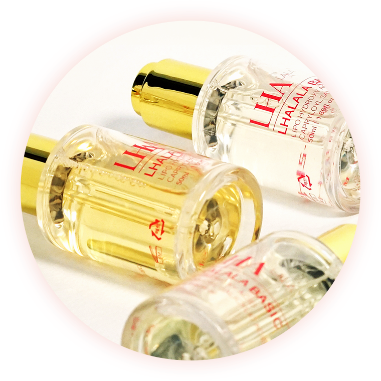 金色の蓋が付いた、LHALALAと書かれた透明な美容液ボトル