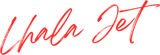 赤い筆記体で「Lhala Jet」と書かれたロゴ