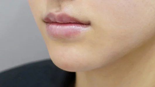 ふっくらとした唇のクローズアップ写真。