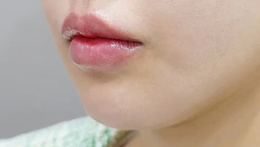 ふっくらとした、つやのある唇のクローズアップ。