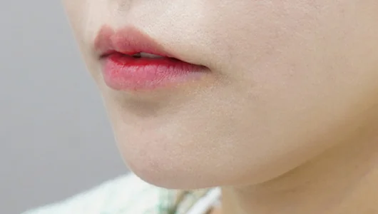 赤い口紅を塗った女性の唇のクローズアップ