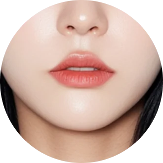 ふっくらとした唇と肌の質感を示す、顔の一部。