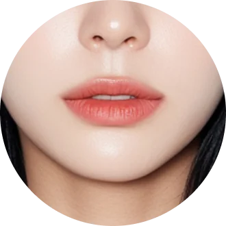 ふっくらとした唇が特徴的な、顔の一部を写した画像。