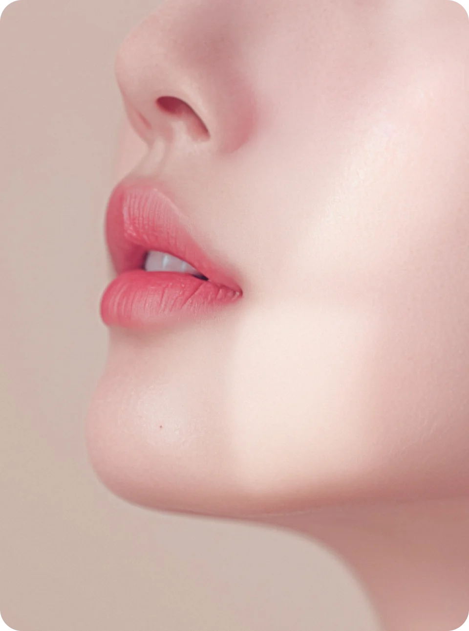 横顔の唇、鼻、顎のクローズアップ