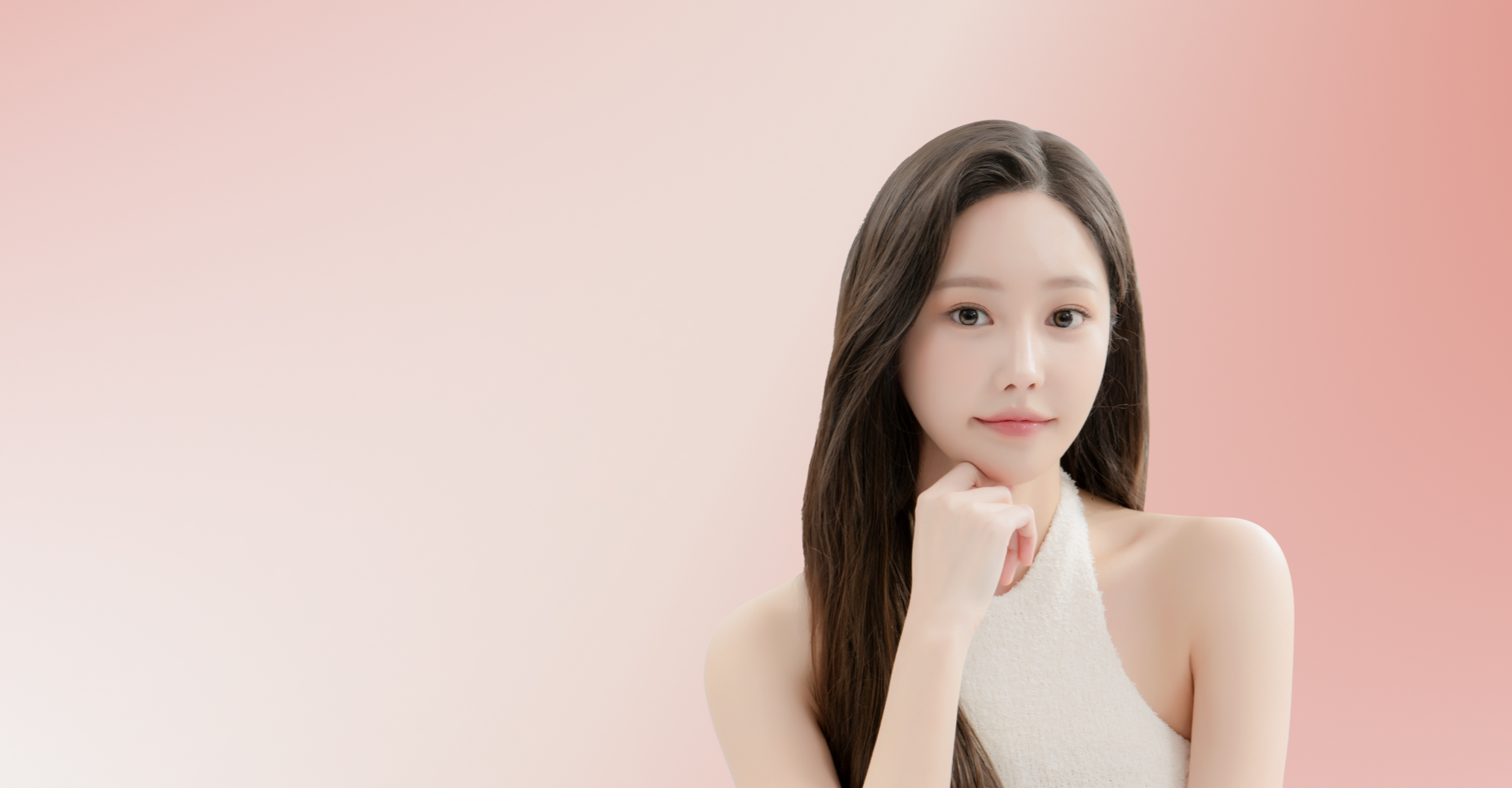 ピンクの背景に、顎に手を当てた女性。