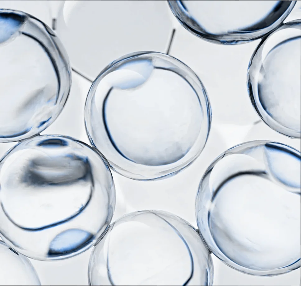 透明な球体が集まった、抽象的な構造体のクローズアップ