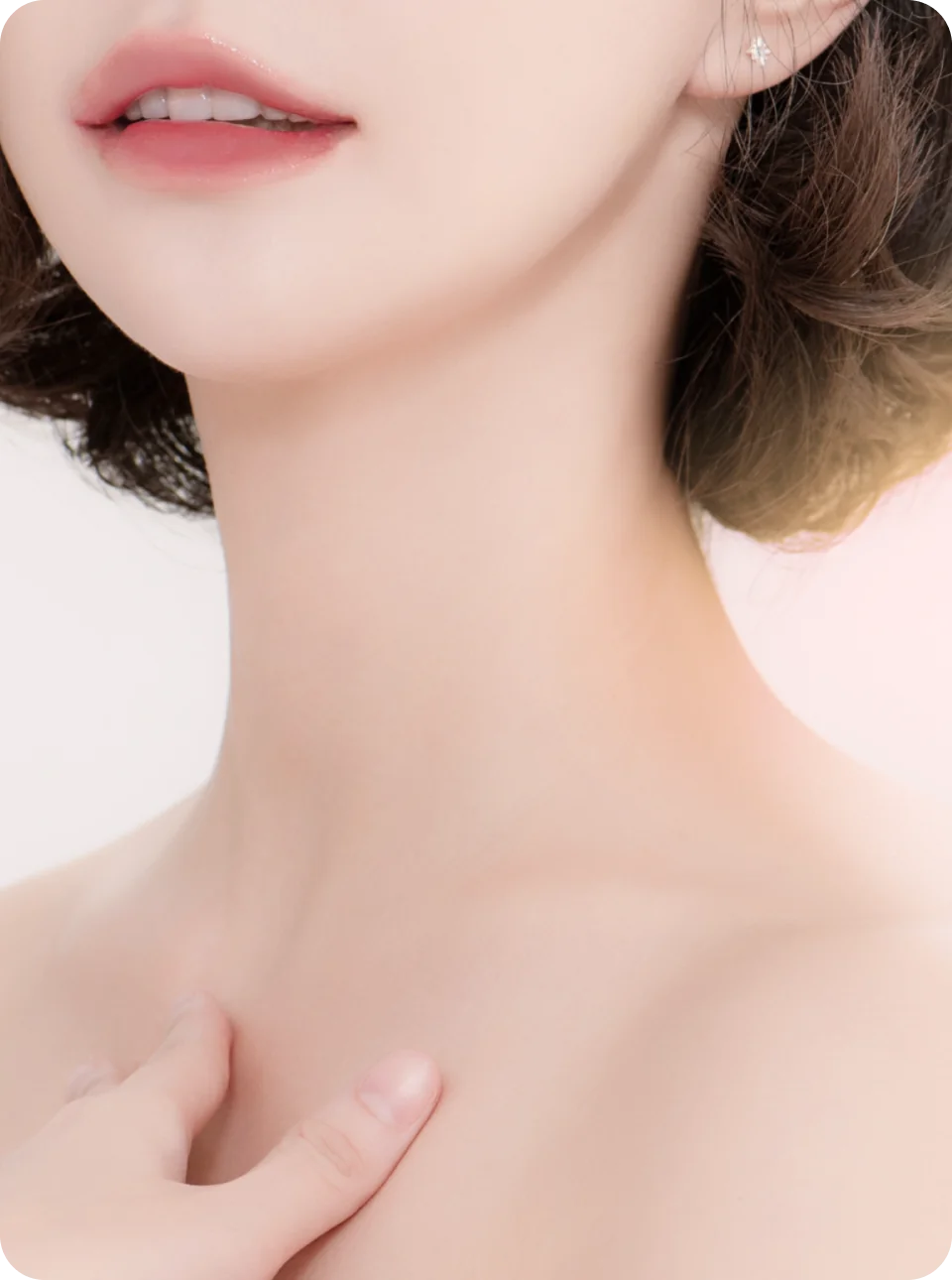 首のシワ治療のイメージ：女性の首元と肩、指先が写る