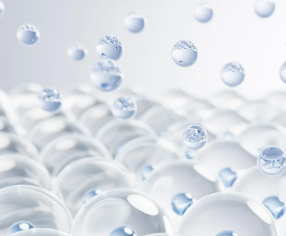 水滴が表面に落ちる様子を表した、首シワフィラーのイメージ画像