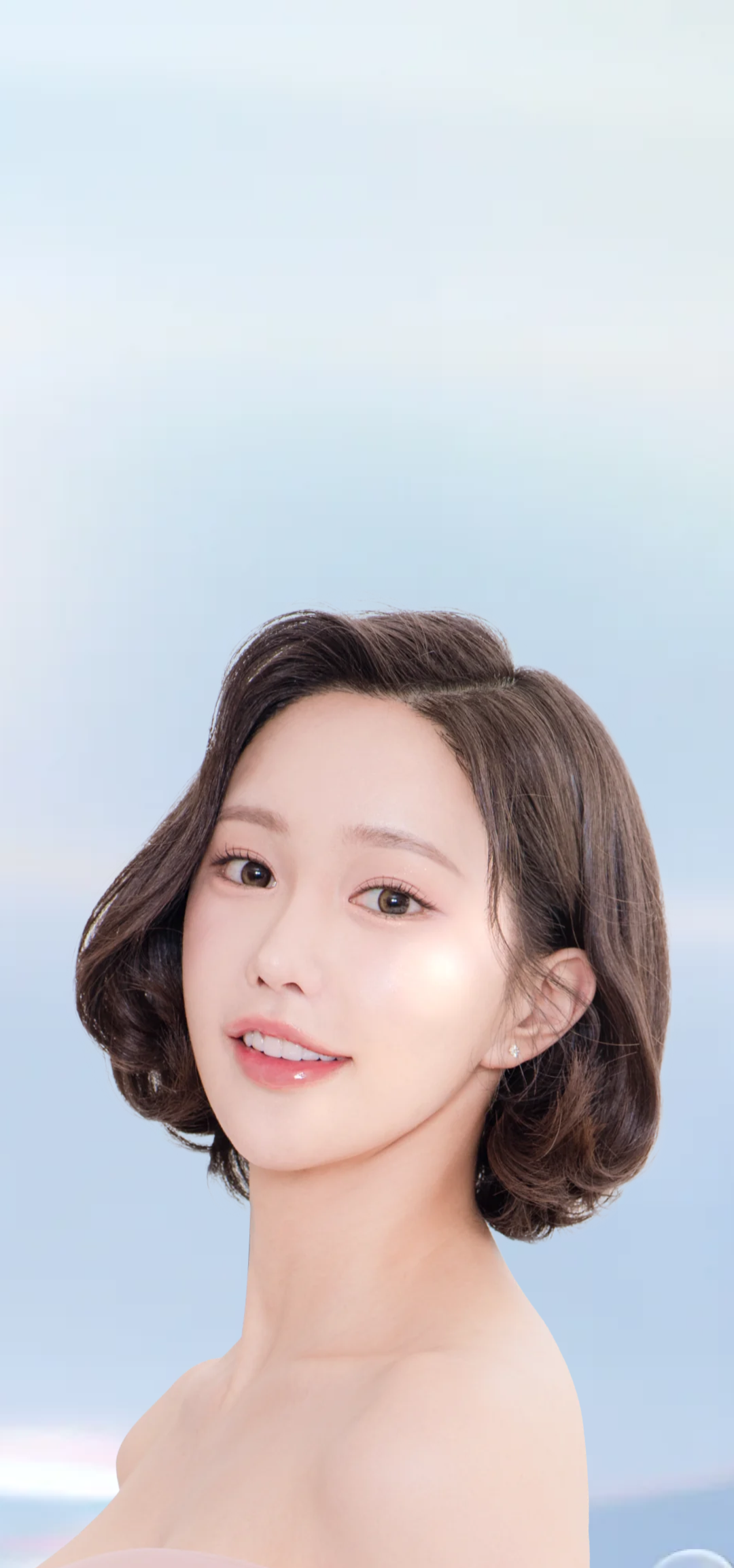 微笑む若い女性の顔のアップ。