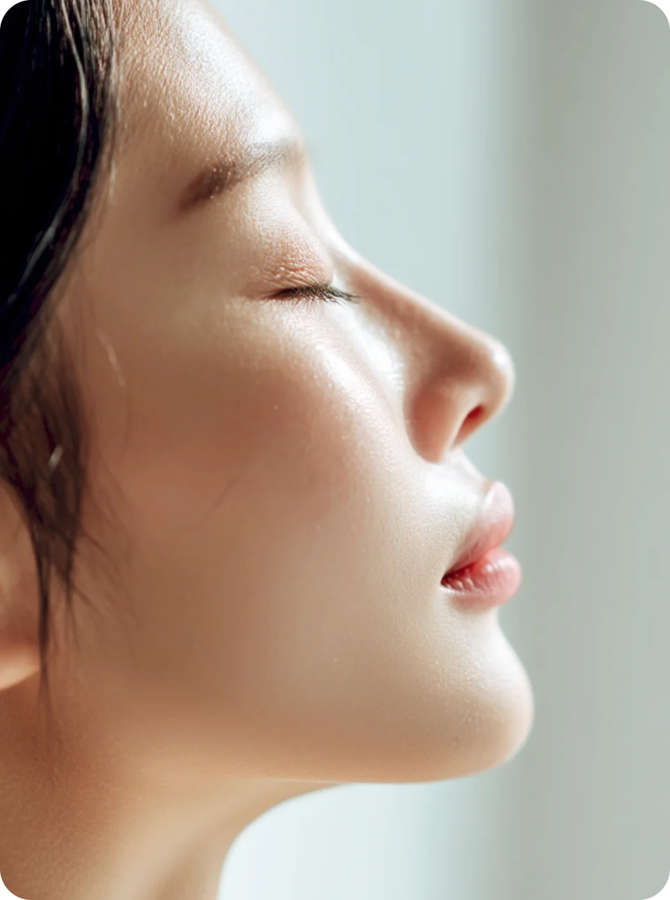 目を閉じた女性の横顔、肌の質感と輪郭が際立つ