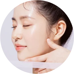 目を閉じた女性が、顔の輪郭に触れているイメージ。
