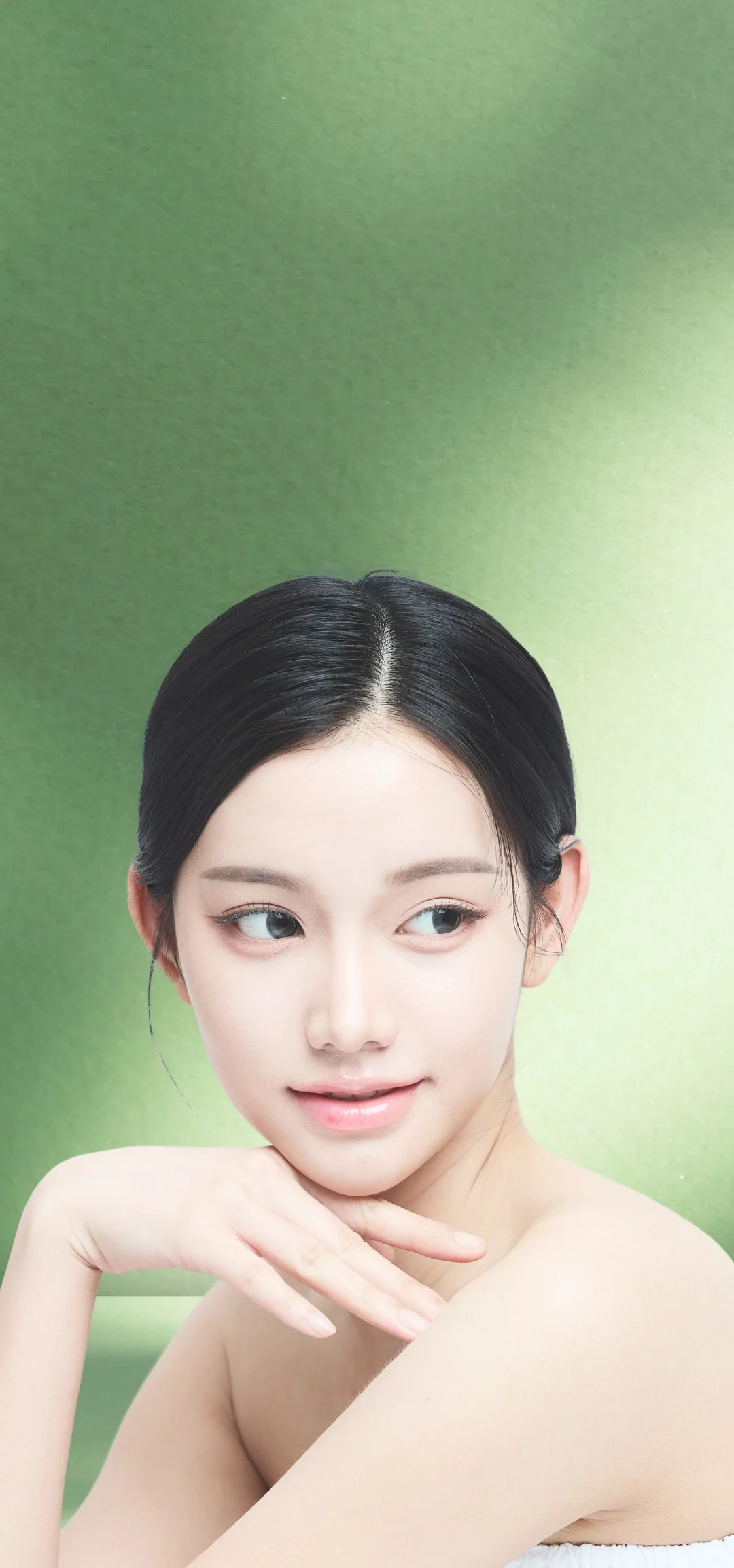 輪郭注射のイメージ：女性が顎に手を当て、横を向いている