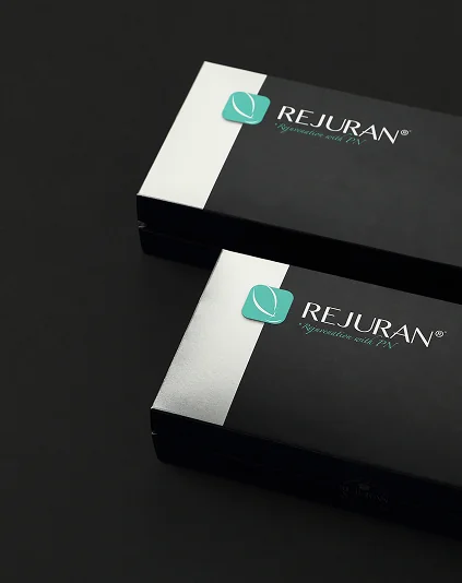 黒い背景に、リジュランの箱が二つ重なっている様子