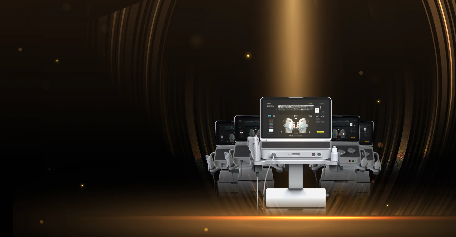 リエンジャン美容クリニック、施術用モニターが並び、画面には施術前後の顔写真が表示されています。